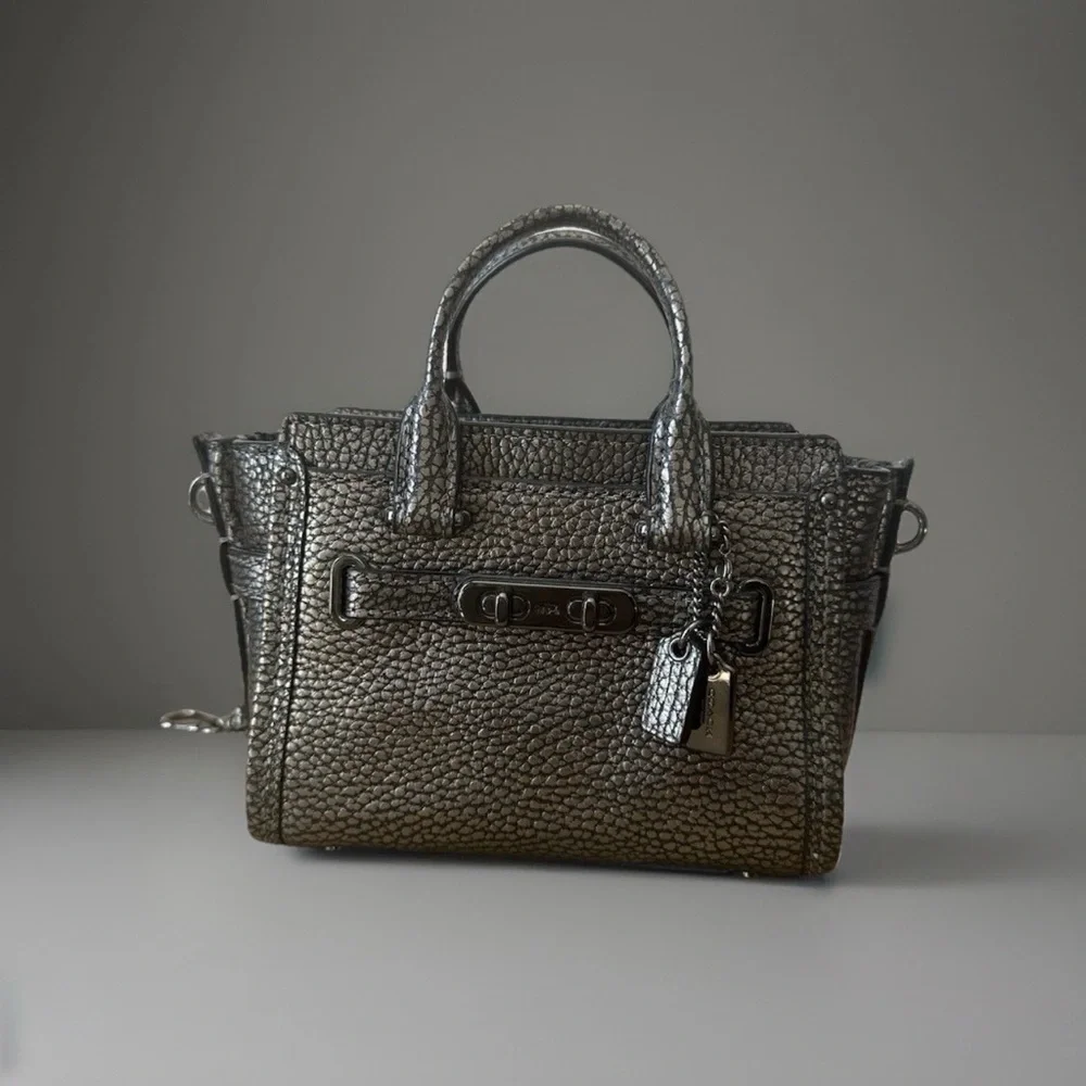 ⭐️ Coach Metallic Mini Swagger 15 - Picture 1 of 8